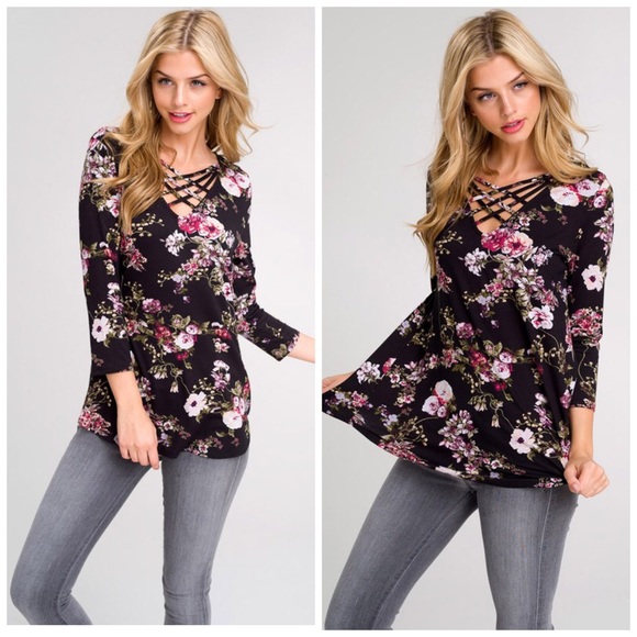 LAST 1! ❤️SALE!!! ❤️ Black Floral Criss Cross Top! - Picture 5 of 7